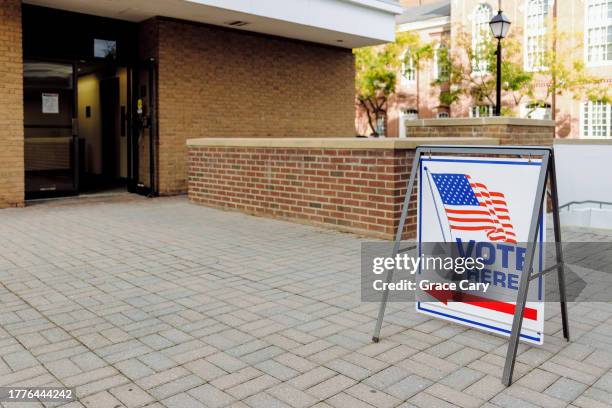 "vote here" directional sign outside of polling place - rösta bildbanksfoton och bilder