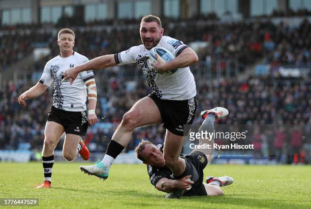 Rich Lane of Bristol Bears evades the tackle of Tommy Wyatt of Exeter Chiefs, before going onto score his team's second try, during the Gallagher...