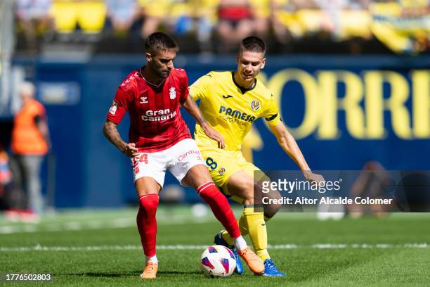 Juan Foyth of Villarreal CF challenges for the ball against Pijano of UD Las Palmas during the LaLiga EA Sports match between Villarreal CF and UD...