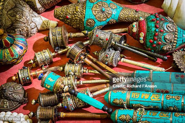 prayer wheels & conch shells at handicraft market - thimphu 個照片及圖片檔