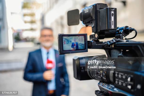 male tv reporter - câmara de filmar imagens e fotografias de stock