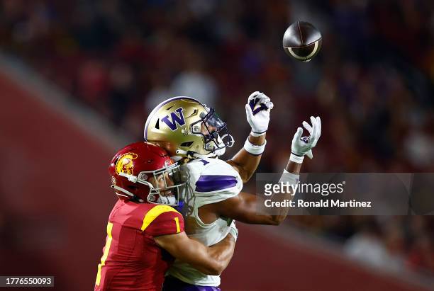 Rome Odunze of the Washington Huskies and Domani Jackson of the USC Trojans at United Airlines Field at the Los Angeles Memorial Coliseum on November...