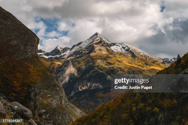 landscape view of a striking mountain peak in the french pyrenees in the autumnal sun - paroi rocheuse photos et images de collection