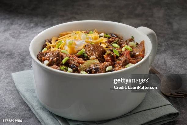 steak chili mit schwarzen bohnen - bowl of chili stock-fotos und bilder