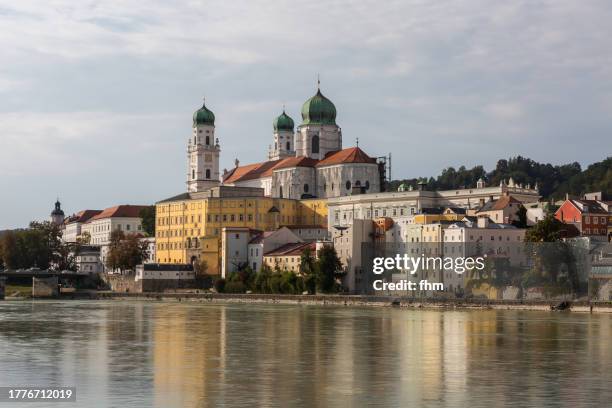 passau st. stephen's cathedral and old town (bavaria/ germany) - kathedrale stock-fotos und bilder