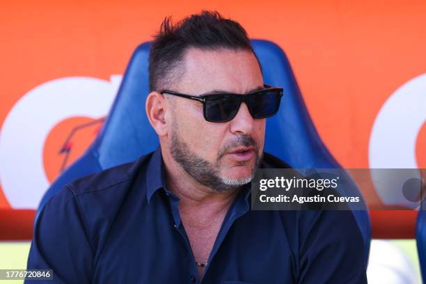 Antonio Mohamed, coach of Pumas looks on during the 16th round match between Pumas UNAM and Atlas as part of the Torneo Apertura 2023 Liga MX at...