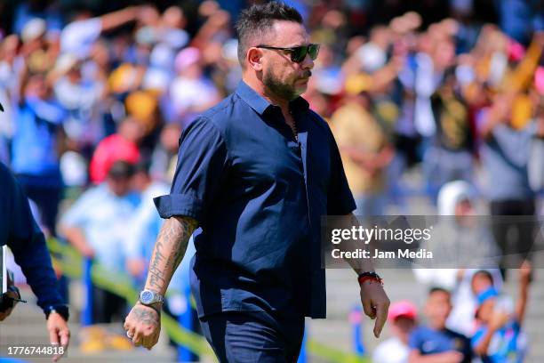 Antonio Mohamed, head coach of Pumas, looks on during the 16th round match between Pumas UNAM and Atlas as part of the Torneo Apertura 2023 Liga MX...