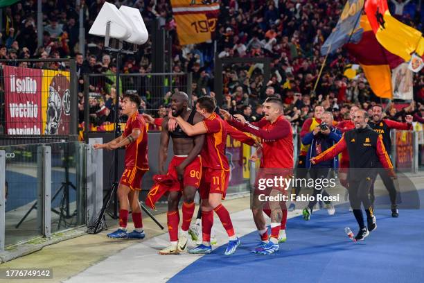 Romelu Lukaku of AS Roma celebrates after scored the second goal for his team during the Serie A TIM match between AS Roma and US Lecce at Stadio...