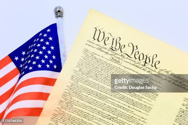 constitution of the united states document and american flag - pennsylvania colony flag - fotografias e filmes do acervo