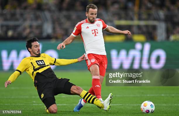 Harry Kane of Bayern is challenged by Mats Hummels of Dortmund during the Bundesliga match between Borussia Dortmund and FC Bayern München at Signal...