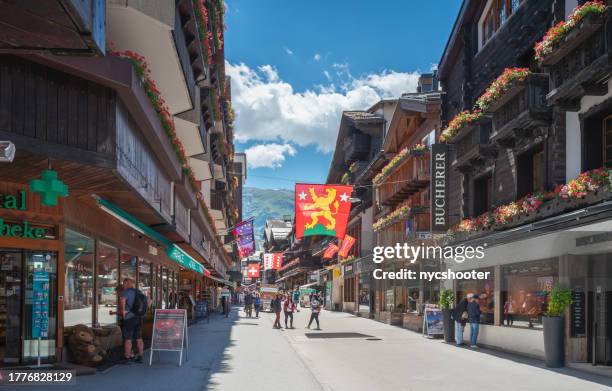 svizzera travel - bahnhofstrasse nel centro di zermatt - zermatt foto e immagini stock