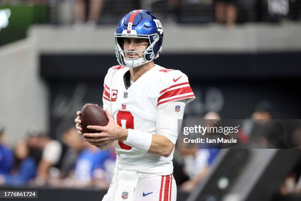 Daniel Jones of the New York Giants warms up before a game against the Las Vegas Raiders at Allegiant Stadium on November 05, 2023 in Las Vegas,...