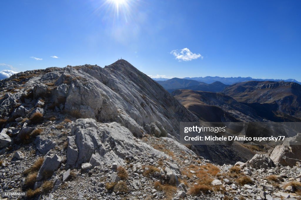 Summit Means Narrow Summit Ridge Of A Dolomitic Mountain Foto stock - Getty Images