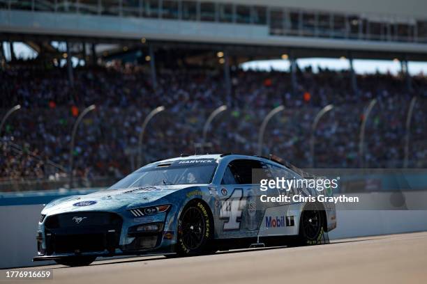 Kevin Harvick, driver of the Busch Light Harvick Ford, drives during the NASCAR Cup Series Championship at Phoenix Raceway on November 05, 2023 in...
