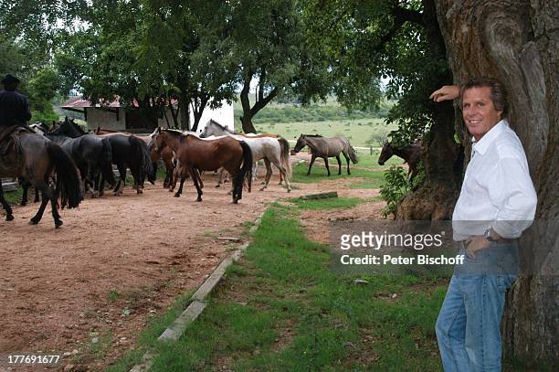 Sigmar Solbach, einheimischer Gaucho beim Pferde-Treiben, neben den Dreharbeiten zum ARD-Film "Am Kap der Liebe - Unter der Sonne Uruguays" - alter...