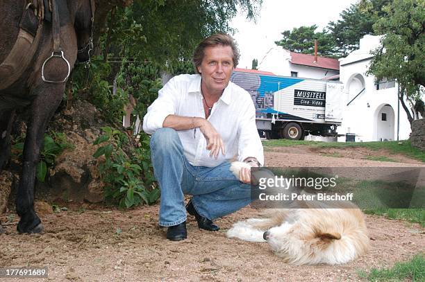 Sigmar Solbach, Mischlings-Hund streicheln, Pferd , neben den Dreharbeiten zum ARD-Film "Am Kap der Liebe - Unter der Sonne Uruguays" - alter Titel:...