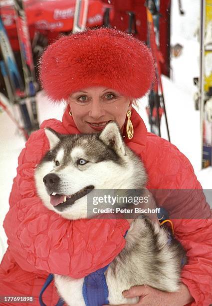 Margot Werner, Hotel "Berwanger Hof", Berwangen, Tirol, ; sterreich, Europa, Europa, Schnee, Winter, Mütze, Pelzmütze, Hund, Tier, Husky,...