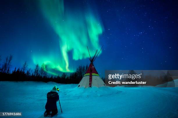 northern lights in the northwest territories, canada - yellowknife canada stockfoto's en -beelden