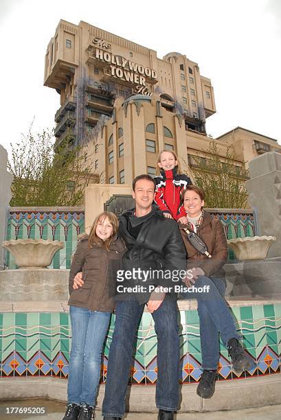 Fredi Bobic, Ehefrau Britta, Tochter Celine , Tochter Tyra , neue Attraktion "The Hollywood Tower Hotel", "Disneyland Resort Paris", Disney Studios,...