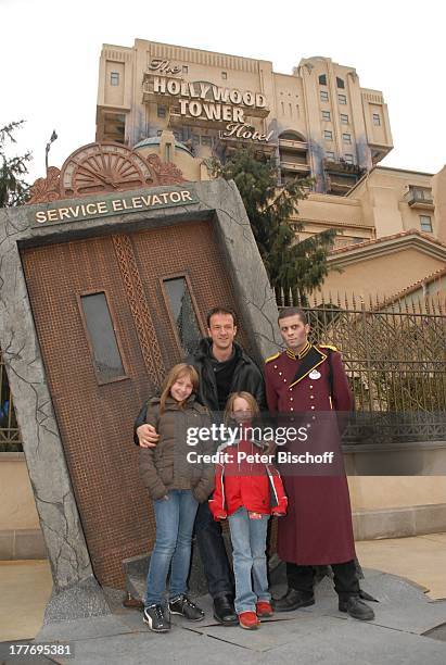 Fredi Bobic, Tochter Celine , Tochter Tyra , Hotelpage in Uniform, neue Attraktion "The Hollywood Tower Hotel", "Disneyland Resort Paris", Disney...