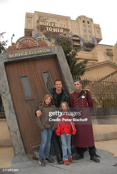 Fredi Bobic, Tochter Celine , Tochter Tyra , Hotelpage in Uniform, neue Attraktion "The Hollywood Tower Hotel", "Disneyland Resort Paris", Disney...