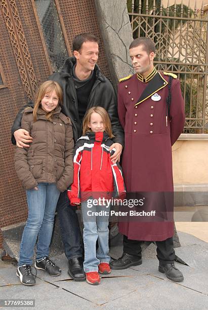 Fredi Bobic, Tochter Celine , Tochter Tyra , Hotelpage in Uniform, neue Attraktion "The Hollywood Tower Hotel", "Disneyland Resort Paris", Disney...