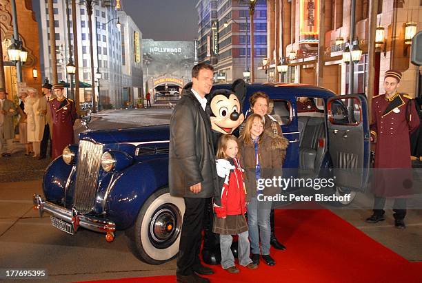 Fredi Bobic, Ehefrau Britta, Tochter Celine , Tochter Tyra , "Micky Mousse", roter Teppich zur neuen Attraktion "The Hollywood Tower Hotel",...