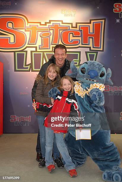 Fredi Bobic, Tochter Celine , Tochter Tyra , "Micky Mousse", neue Show "Stitch Live", "Disneyland Resort Paris", Disney Studios, Frankreich, Europa,...