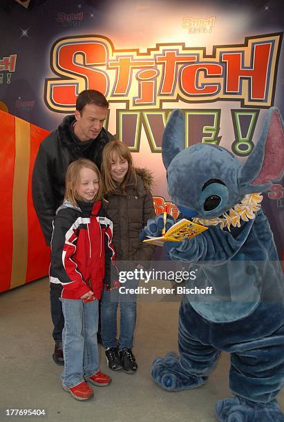 Fredi Bobic, Tochter Celine , Tochter Tyra , "Micky Mousse", neue Show "Stitch Live", "Disneyland Resort Paris", Disney Studios, Frankreich, Europa,...