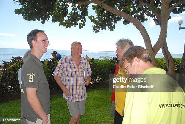 Karl Moik , Mitglied der "Combo Alfredo" , Helmut Patermann, Hans Schuster, , Probe zur Musik-Show "Aloha & Servus", Garten des "Sheraton Hotel",...