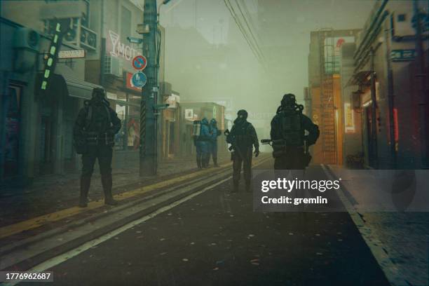 dunkle, ominöse, futuristische, dystopische straßen mit soldaten - paramilitar stock-fotos und bilder