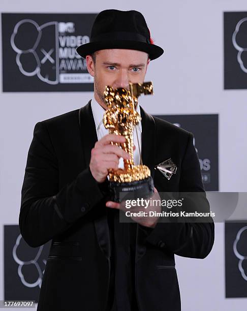 Justin Timberlake poses with Michael Jackson Video Vanguard Award in the pressroom at the 2013 MTV Video Music Awards at the Barclays Center on...