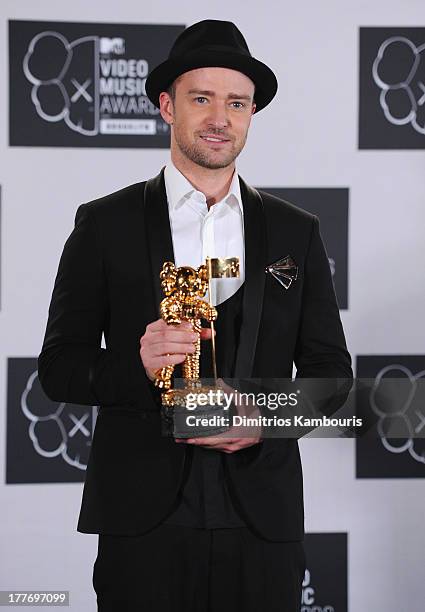 Justin Timberlake poses with Michael Jackson Video Vanguard Award in the pressroom at the 2013 MTV Video Music Awards at the Barclays Center on...