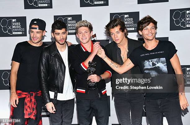 Liam Payne, Zayn Malik, Niall Horan, Harry Styles and Louis Tomlinson of One Direction pose in the press room with the Best Song of Summer Award at...