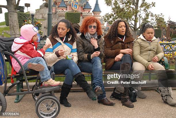 Jessica Wahls , Tochter Cheyenne Jessica , Lucy Diakovska , Nadja Benaissa mit Tochter Leila Jamila ,, "Disneyland Resort Paris", Frankreich, Europa,...