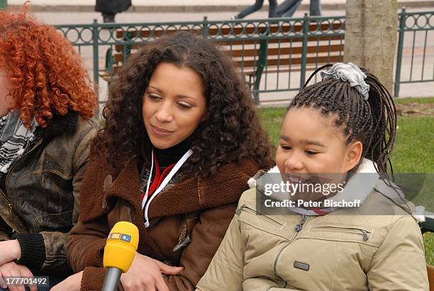 Lucy Diakovska , Nadja Benaissa mit Tochter Leila Jamila ,, "Disneyland Resort Paris", Frankreich, Europa, Freizeitpark, Vergnügungspark, Disney,...