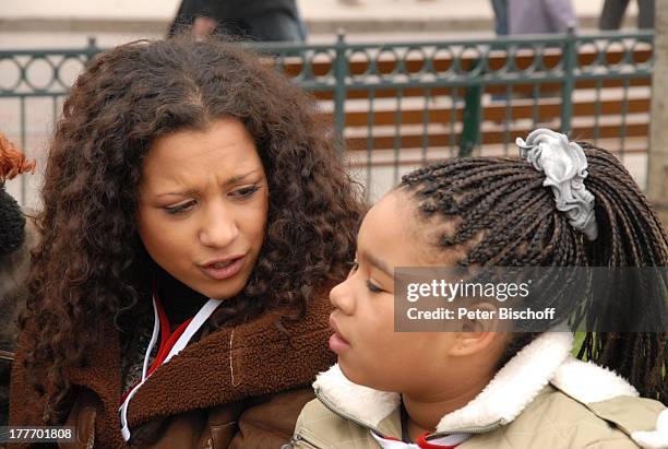 Nadja Benaissa mit Tochter Leila Jamila,, "Disneyland Resort Paris", Frankreich, Europa, Freizeitpark, Vergnügungspark, Disney, Sängerin,