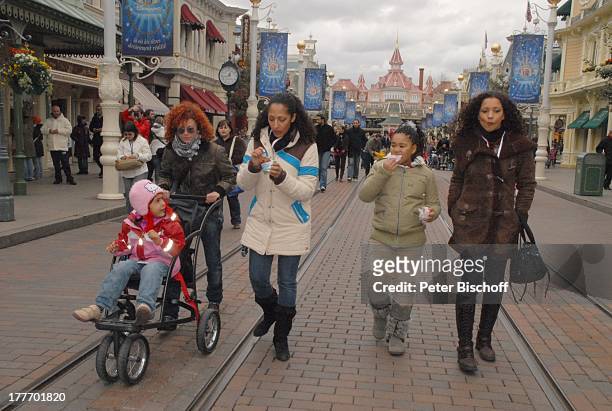 Lucy Diakovska , Cheyenne Jessica , Jessica Wahls , Leila Jamila Benaissa mit Mutter Nadja Benaissa ,, "Disneyland Resort Paris", Frankreich, Europa,...
