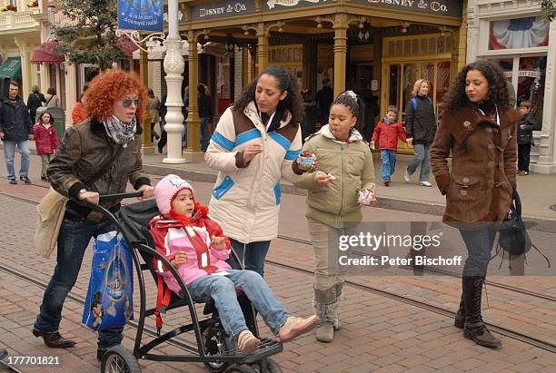 Lucy Diakovska , Cheyenne Jessica , Jessica Wahls , Leila Jamila Benaissa mit Mutter Nadja Benaissa ,, "Disneyland Resort Paris", Frankreich, Europa,...