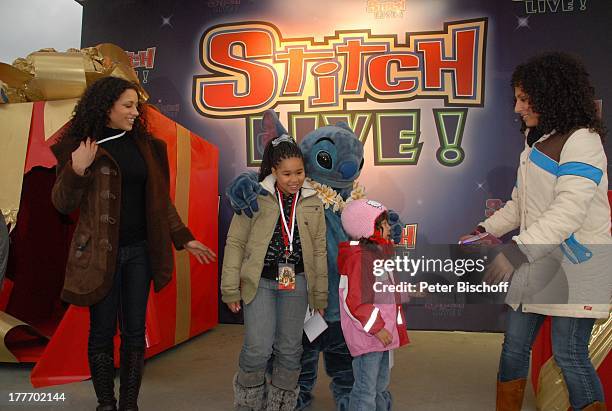 Nadja Benaissa , Tochter Leila Jamila Benaissa, Cheyenne Jessica mit Mutter Jessica Wahls mit "Stitch",, "Disneyland Resort Paris", Disney Studios,...