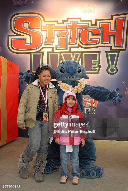 Leila Jamila Benaissa , Cheyenne Jessica (Tochter von J E S S I C A Wahls mit "Stitch", "Disneyland Resort Paris", Disney Studios, Frankreich,...