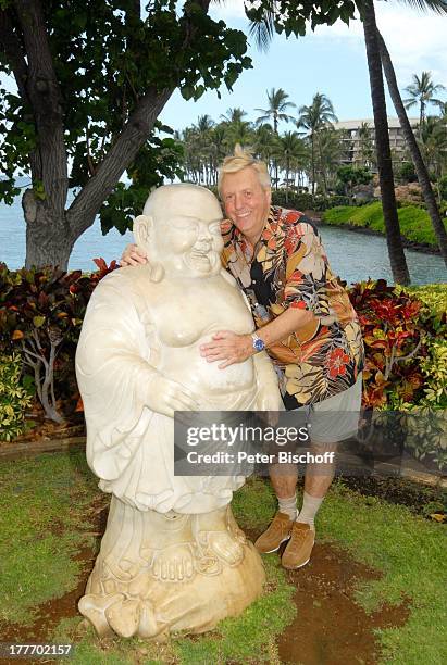 Karl Moik, Ausflug, Hotel-Anlage "Hilton Waikoloa Village", Kona, Hawaii, USA, Amerika, Buddha-Figur, umarmen, Bauch reiben, Wasser, Fluss, Moderator,