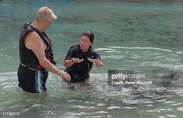 Karl Moik, Delfin-Trainerin, Ausflug, "Dolphins Quest", Lagune der Hotel-Anlage "Hilton Waikoloa Village", Kona, Hawaii, USA, Amerika, Schwimmweste,...