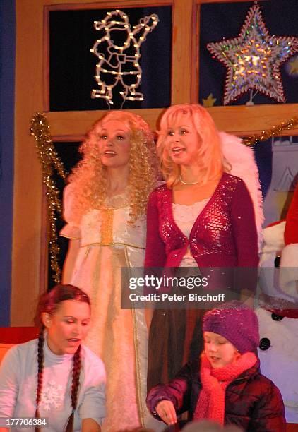 Margitta , Sonja Farke , Katharina Schutza , Rhoda Geisel , Weihnachts-Musical "Engelchen sucht Nikolaus", Premiere, "Kleine Glocke", Bremen,...