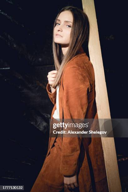 weibliches porträt einer schönen frau, die bei der modenwoche als model arbeitet. backstage-fotografie, hinter den kulissen der neuen bekleidungskollektion. mädchen tragen brille und hut. - fashion week stock-fotos und bilder