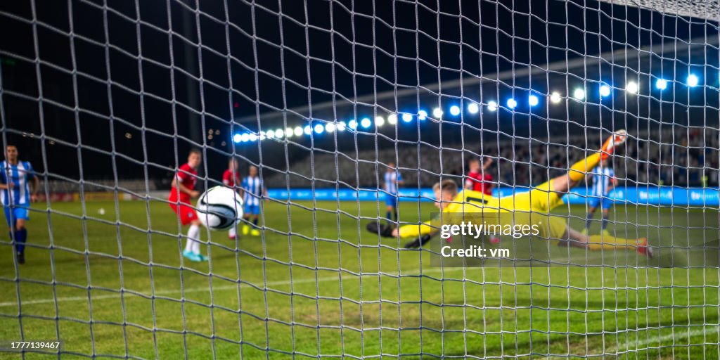 Goleiro de futebol pegando bola
