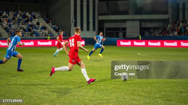 giocatori di calcio maschi che guidano la palla - the championship lega di calcio foto e immagini stock