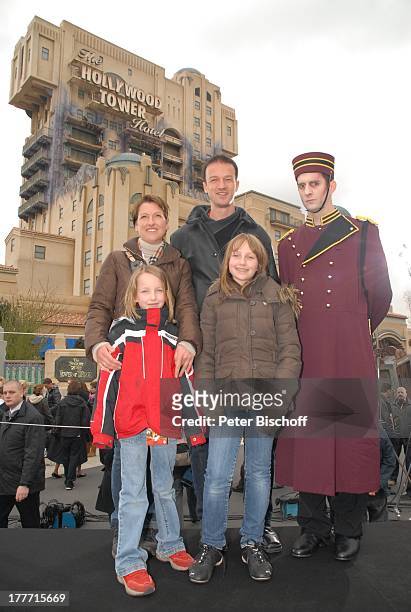 Fredi Bobic, Ehefrau Britta, Tochter Celine , Tochter Tyra , Hotelpage in Uniform, neue Attraktion "The Hollywood Tower Hotel", "Disneyland Resort...