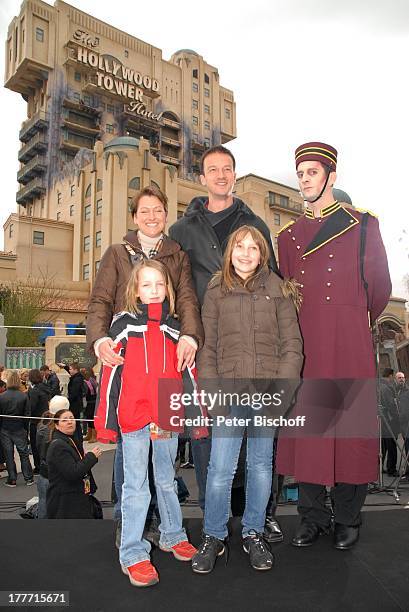 Fredi Bobic, Ehefrau Britta, Tochter Celine , Tochter Tyra , Hotelpage in Uniform, neue Attraktion "The Hollywood Tower Hotel", "Disneyland Resort...