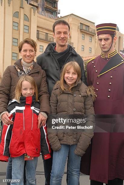 Fredi Bobic, Ehefrau Britta, Tochter Celine , Tochter Tyra , Hotelpage in Uniform, neue Attraktion "The Hollywood Tower Hotel", "Disneyland Resort...